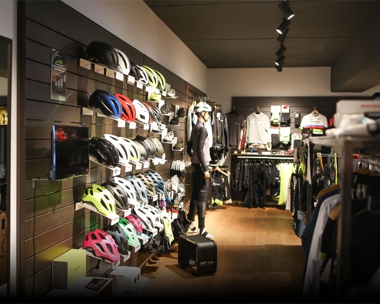 Bekleidung und Helme direkt anprobieren